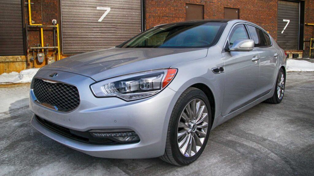 TAG Picture of silver armored KIA K900 sedan with run-flat tire system
